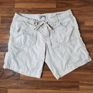 Lucky Brand 🤎  Mid-rise Easy fit Khaki shorts. Size 12 - 31.